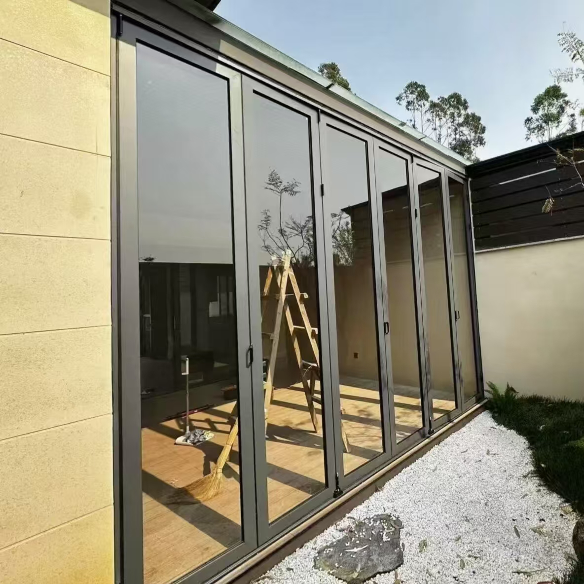 Smooth Sliding Anti-pinch Aluminum Structure For Backyard Patio And Residential Terrace Exterior Folding Door