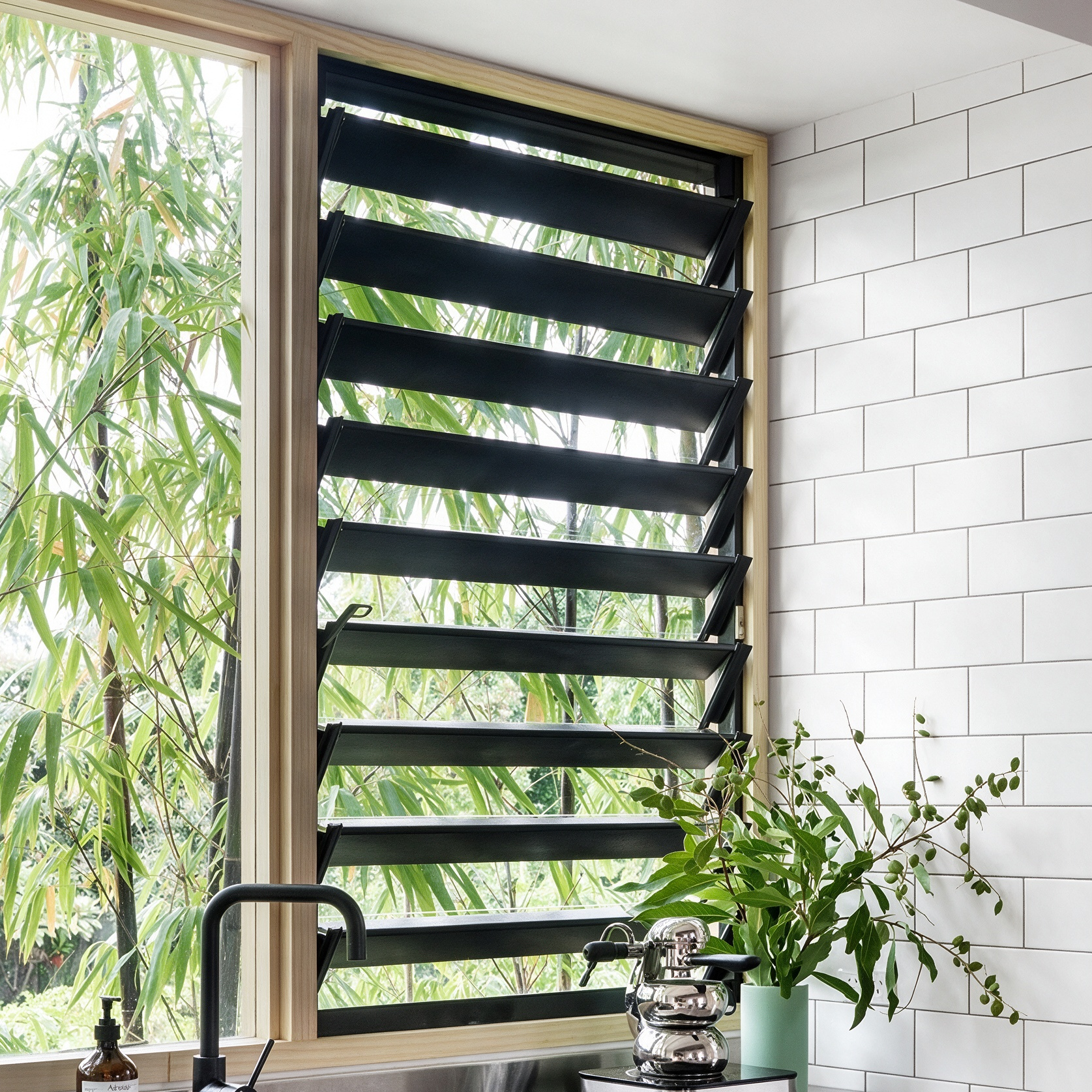 Customized Modern Aluminum Louver Windows Adjustable Aluminum Slat Jalousie Shutter Window Ventilation System Villa Project