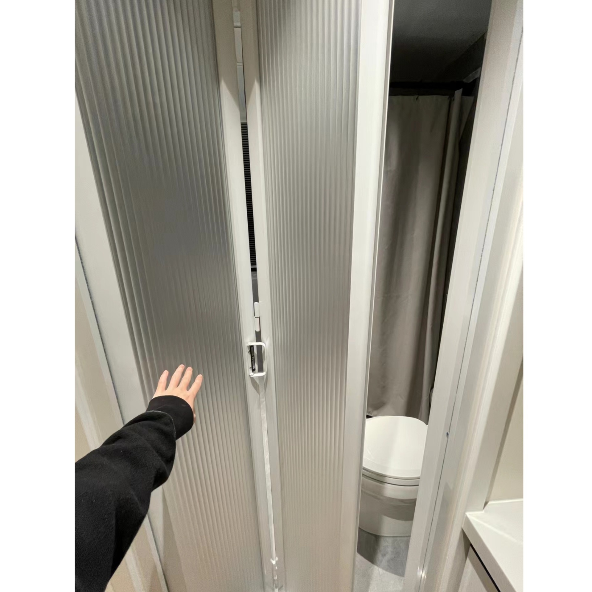 Small Foldable Minimalist Aluminum Alloy Frameless Glass Waterproof Shower Door Honeycomb-style Design Foshan-made 2016 Bathroom