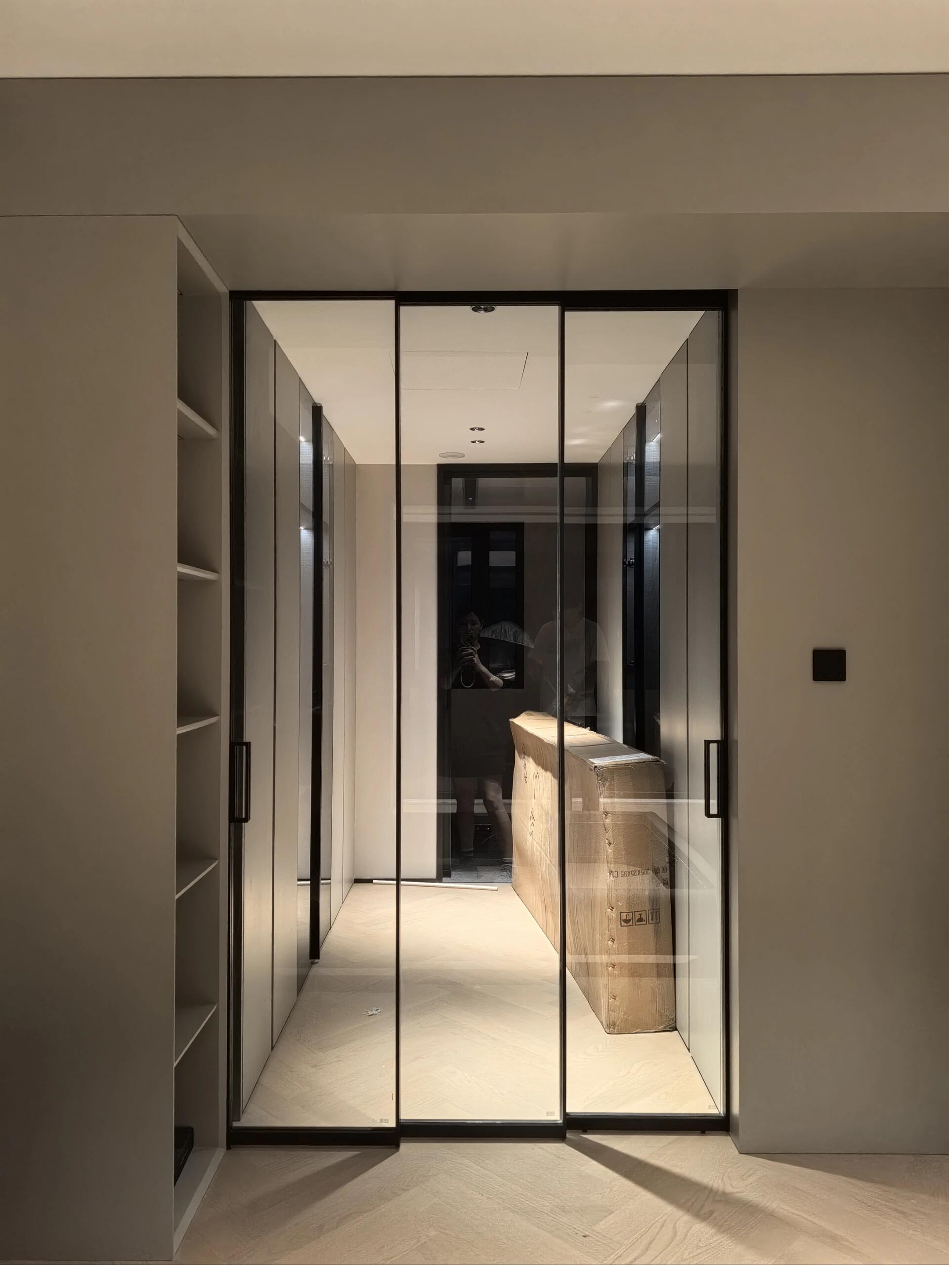 Modern Minimalist Overhead Glass Sliding Door Interior Trackless Partition For Bedroom Kitchen Bathroom Hotel Villa Water