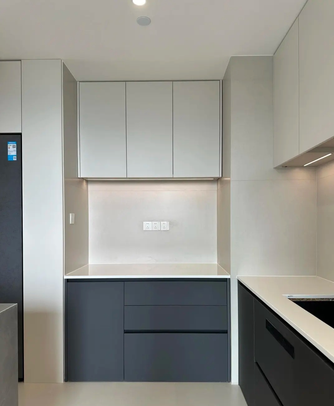 Waterproof and Moisture-proof Aluminum Cabinet Doors Can Be Customized to Any Size for Kitchen Cabinets.