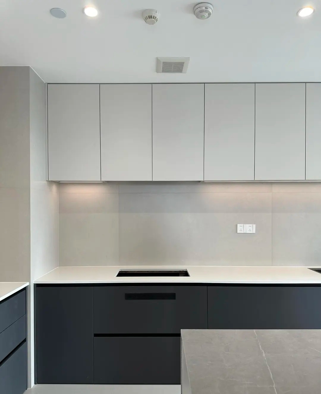 Waterproof and Moisture-proof Aluminum Cabinet Doors Can Be Customized to Any Size for Kitchen Cabinets.