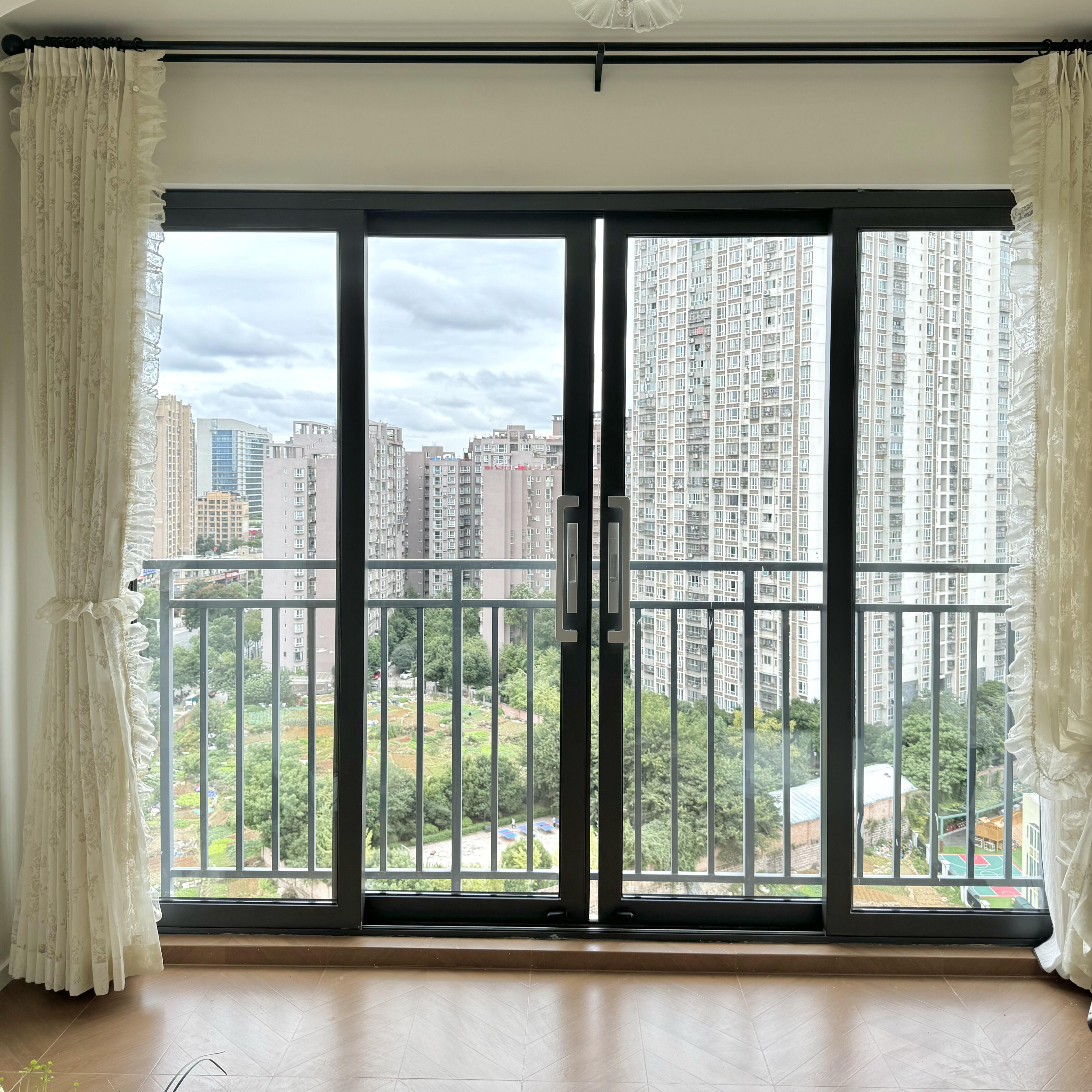 Modern Minimalist Residential Exterior Black Slim Frame Windproof &amp; Waterproof Aluminum Sliding Door