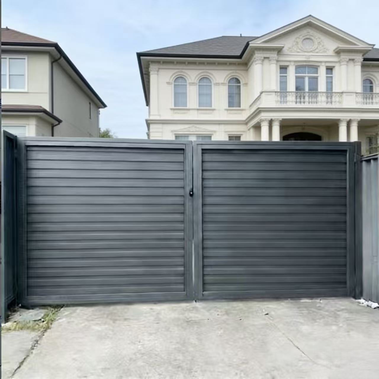 Modern Aluminum Entrance Door Sliding/Swing Driveway Gates Automation Heat Eco-friendly Weather Resistant Customizable Sizes